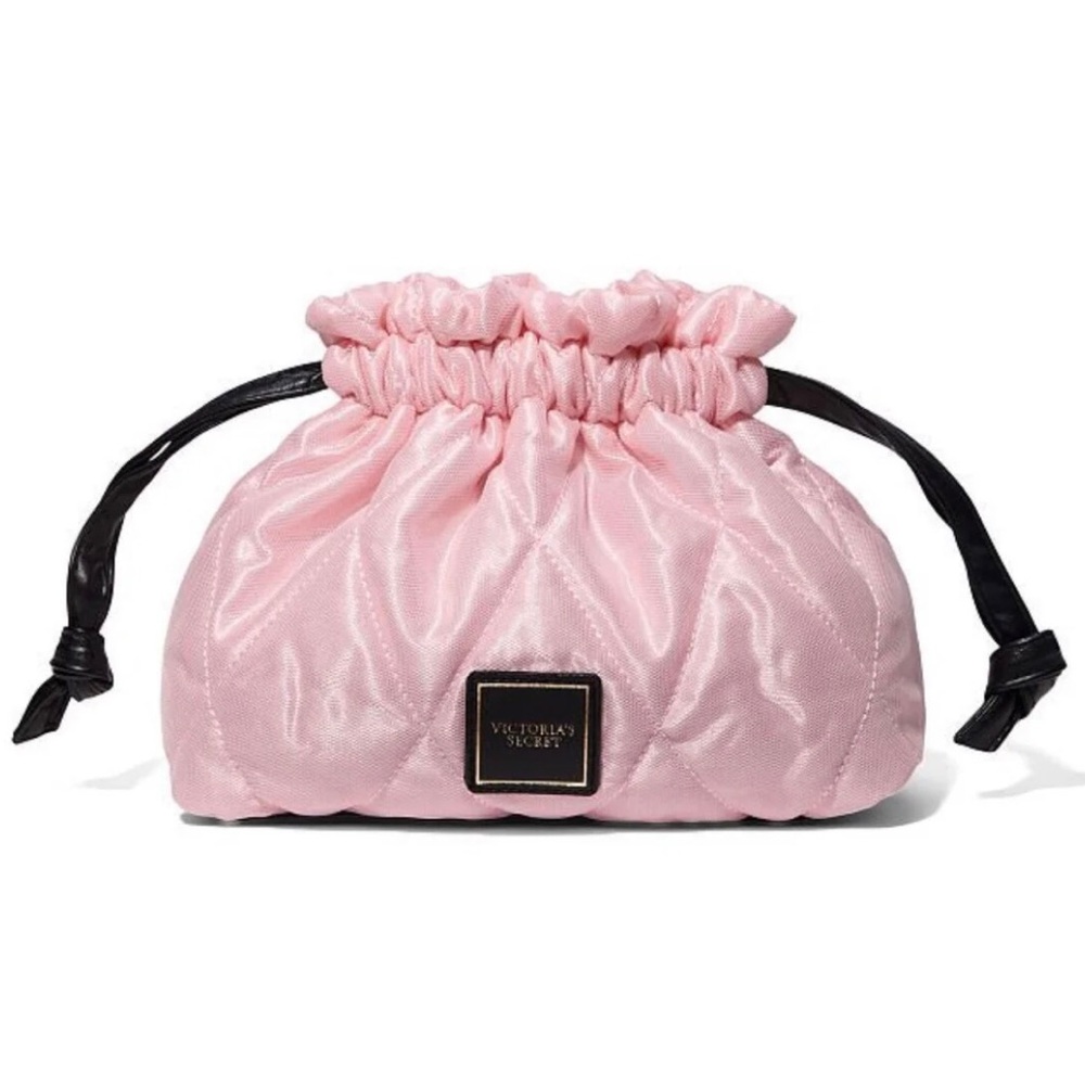 Brand new Victoria Secret PINK quilted makeup pouch. This pouch is a beauty.